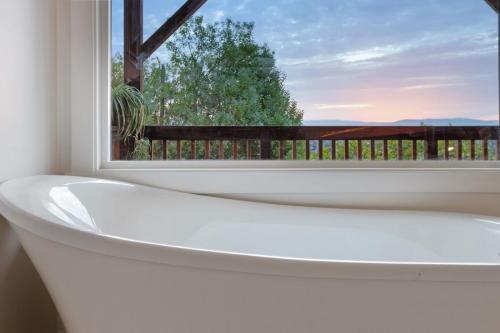 You even have amazing Bay views when soaking in the tub!